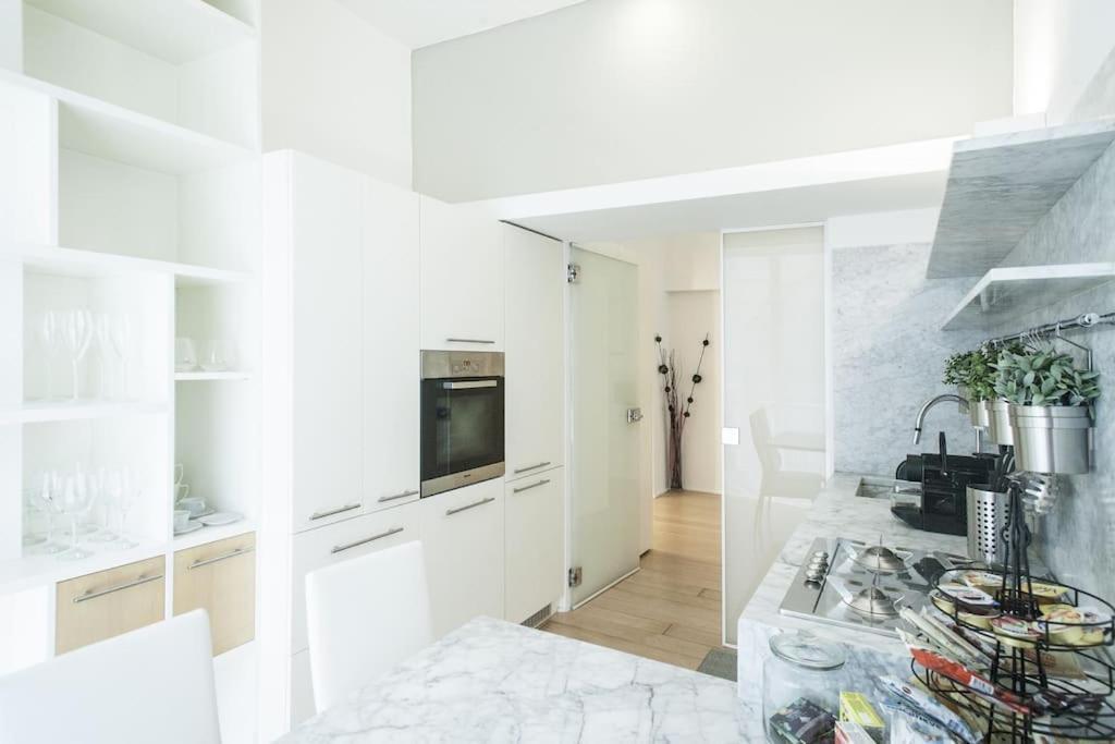 Charming Home Near Duomo Милано Екстериор снимка