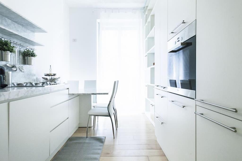 Charming Home Near Duomo Милано Екстериор снимка